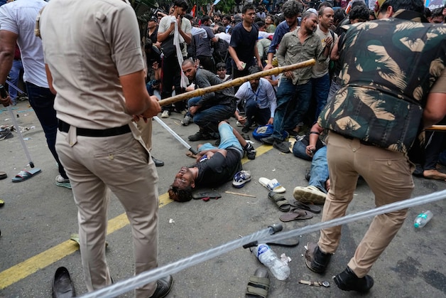 ‘Kakkerlakkenprotest’ in New Delhi: duizenden Indiërs op straat tegen ...