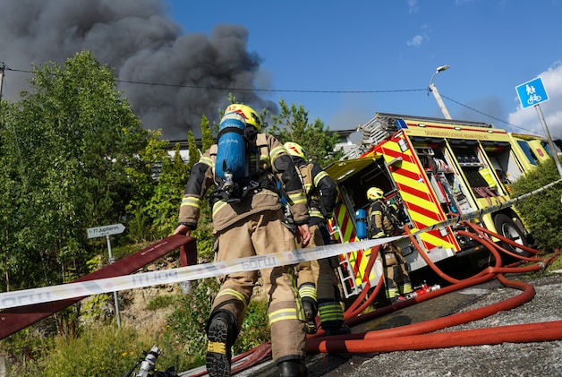 “Het is een ramp”: enorme brand in Noorse stad Krokstadelva heeft al ...