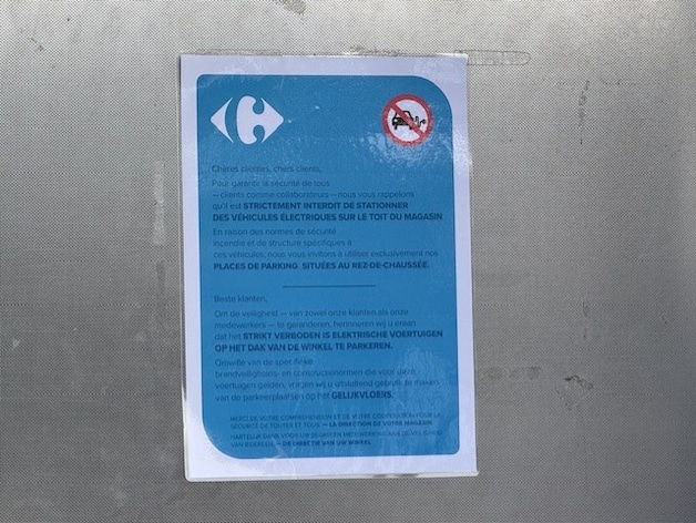 op-de-dakparking-van-de-carrefour-winkel-in-kraainem-geldt-het-verbod-al-sinds-eind-juli
