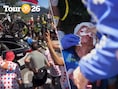 Einer Rubio vliegt op Alpe d’Huez door achterruit UAE-volgwagen en houdt daar 20 hechtingen aan over