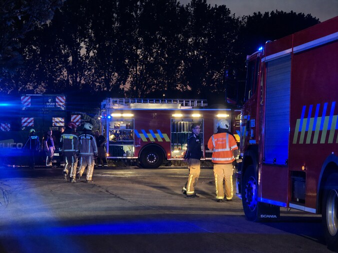 Afval vat vuur in loods in Wijnegem: brand onder controle, nabluswerken ...