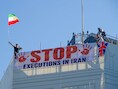  Iraanse demonstranten houden spandoeken omhoog en zwaaien met Iraanse vlaggen tijdens een protest op het dak van het Trocadero-gebouw in Londen, Verenigd Koninkrijk. Ze eisen een einde aan de executies in Iran. 