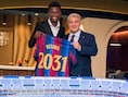 Voorzitter Joan Laporta glundert van trots: Barcelona stelt met jong talent Jesse Bisiwu (18) voor het eerst sinds 2014 nog eens een Belg officieel voor