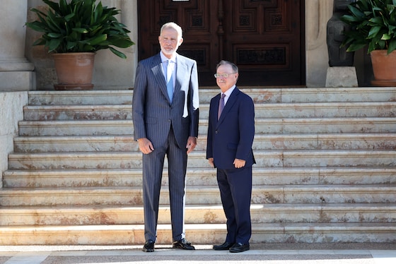 Juan Jesús Vivas (rechts), de leider van de autonome stad Ceuta, is hier op bezoek bij de Spaanse koning Felipe VI (links).
