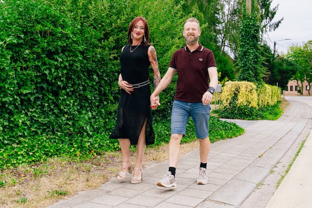 Zij lopen wél hand in hand, ondanks vreemde blikken op straat: “We zijn ...