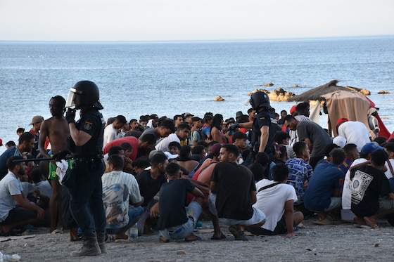 Tientallen migranten krijgen medische verzorging op het strand in Ceuta.