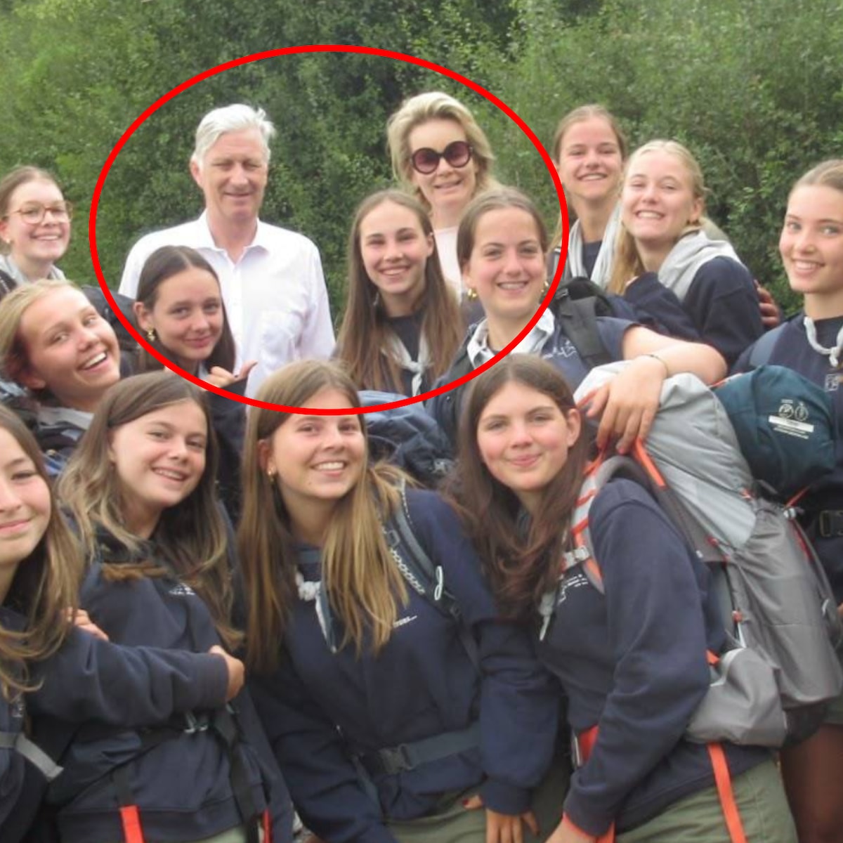 Scoutsgroep botst tijdens driedaagse onverwacht op koning Filip en koningin  Mathilde: “Onze leiding dacht dat de foto met AI was gemaakt” | Regio |  HLN.be