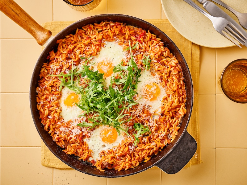 De beste snelle hap na een schooldag: deze orzo-shakshuka