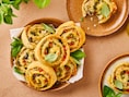 Waan je in Italiaanse oorden met deze pizzawieltjes met pesto, kip en mozzarella