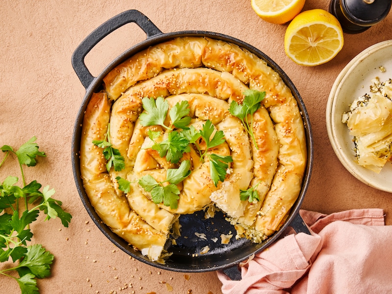 Van spinazie en feta tot sesam en citroen: zo rol je zelf een Griekse spanakopita