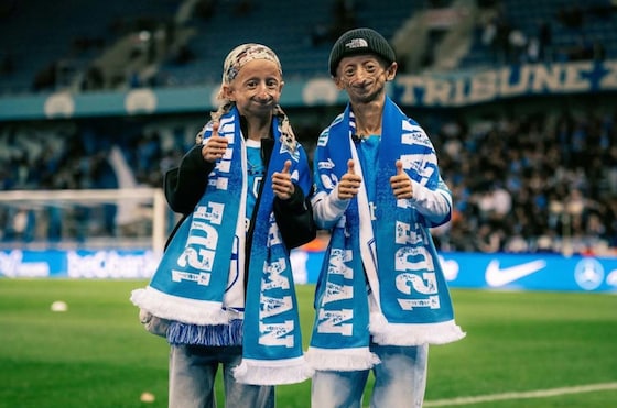 Michiel (28) Vandeweert, samen met zus Amber (20) in het stadion van KRC Genk. Michiel overleed aan de zeldzame verouderingsziekte progeria.