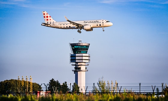 Een vliegtuig van Brussels Airlines landt op Brussels Airport.