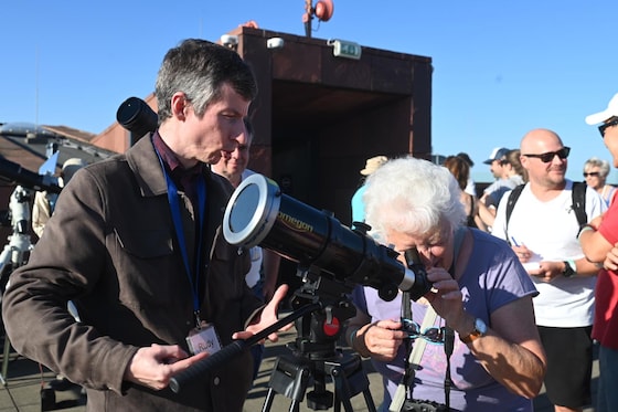 het-is-begonnen-maan-schuift-langzaam-voor-de-zon-eclips-al-zichtbaar
