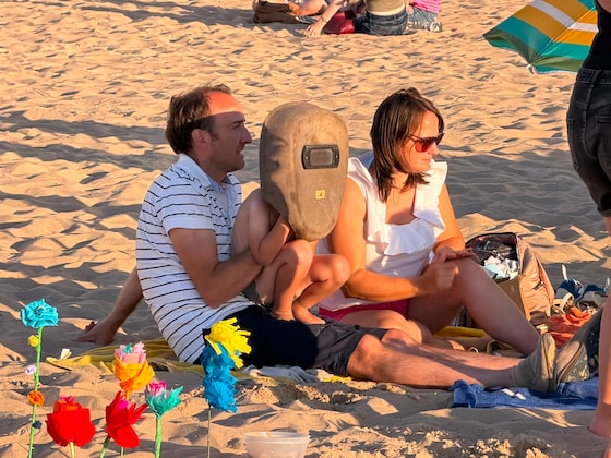 Geen brilletje, maar een lasmasker om de eclips te bekijken.