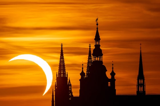 Het silhouet van de Praagse Burcht tijdens een gedeeltelijke zonsverduistering in Praag, Tsjechië.