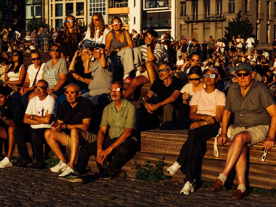 Veel volk op de kaaien in Antwerpen.