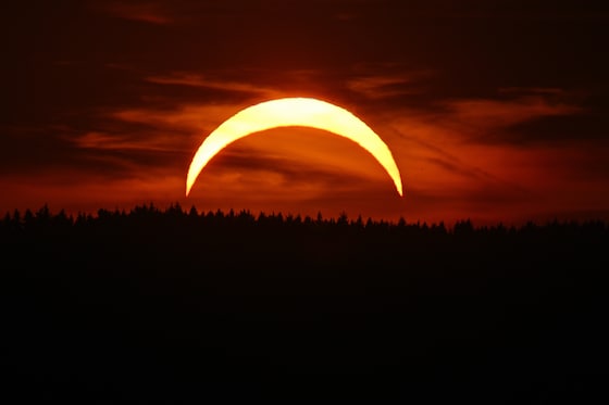 De gedeeltelijke zonsverduistering in Szczytno, Polen.