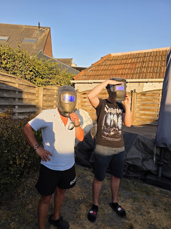 In Koekelare keken ze met een lasbril naar de zonsverduistering.