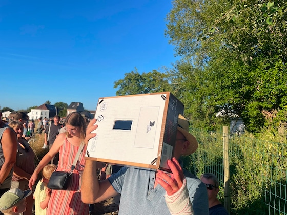 In Essenbeek werd een kartonnen doos met kijkgat gebruikt.
