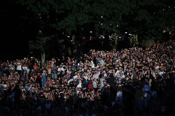Een massa belangstellenden voor de eclips in Viana do Castelo, Portugal.