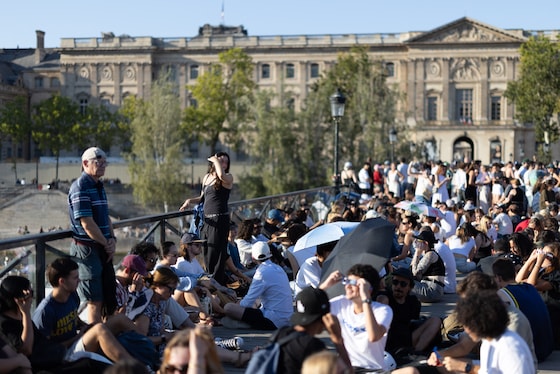Drukte op de Pont des Arts in Parijs.
