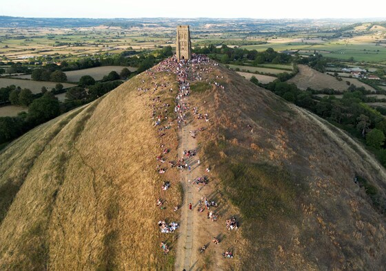 Een klim voor het beste zicht in Glastonbury, Engeland.