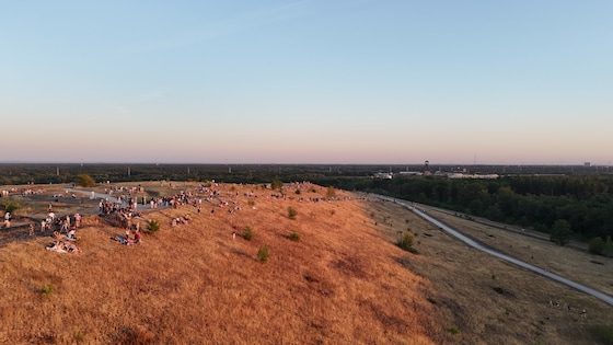 Kijken naar de eclips op de mijnterril in Genk.