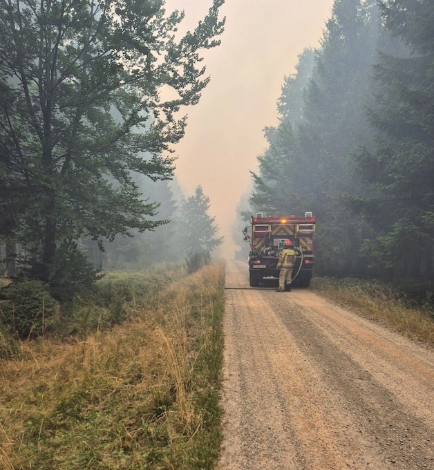 Limburgse brandweer moet na plotse winddraai vluchten voor vuurzee in ...