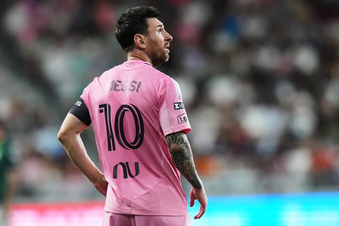Hij Krijgt Een Staande Ovatie Lionel Messi Maakt Rentree Bij Inter 