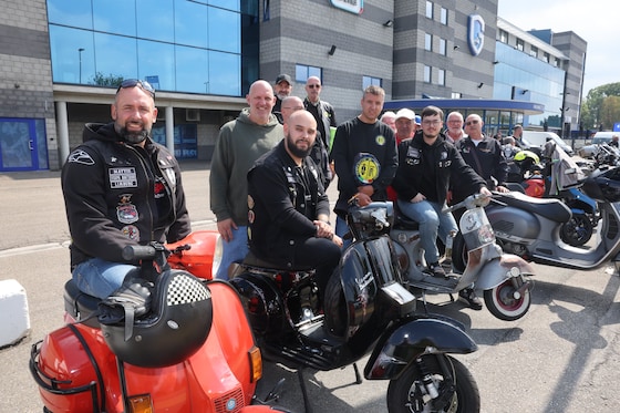 De leden van de Vespaclub zakken vandaag met hun scooter af naar Genk voor het afscheid van Michiel.