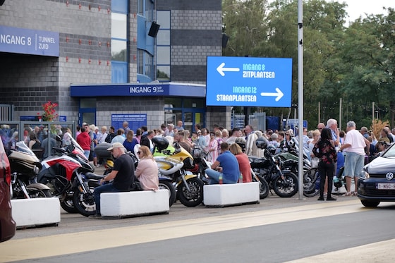 Er staan al heel wat bezoekers aan te schuiven om het stadion van KRC Genk te mogen betreden.