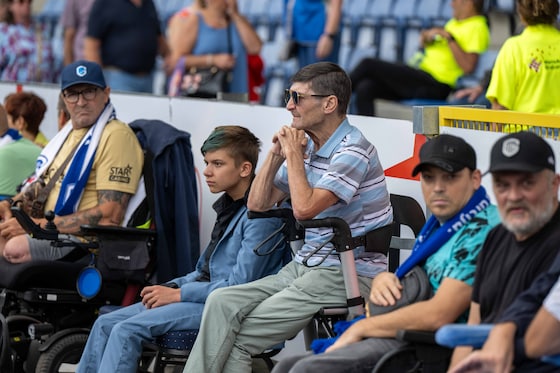 De aanwezigen in de Cegeka Arena zitten klaar voor de start van de afscheidsplechtigheid.