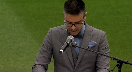 Ceremoniemeester Wouter Fimmers opent de plechtigheid.