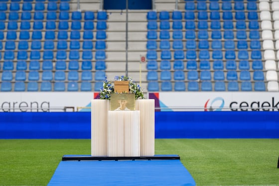 Bloemen bij de urne van Michiel.