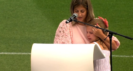 Het petekindje van Michiel, Mila, is zichtbaar emotioneel. Haar mama leest de brief mee voor.