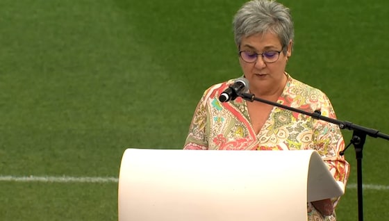 tante Netteke neemt het woord en spreekt haar metekind Michiel een laatste keer toe.