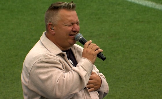 Filip, een familievriend, brengt een pakkende live-versie van Stan Van Samangs nummer 'Een ster'