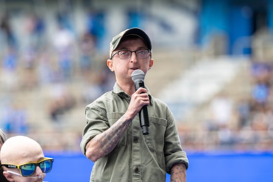 De Britse Harry neemt als eerste het woord.
