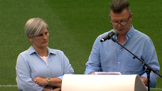 Wim en Godelieve, de ouders van Michiel, spreken hun zoon Michiel toe 
