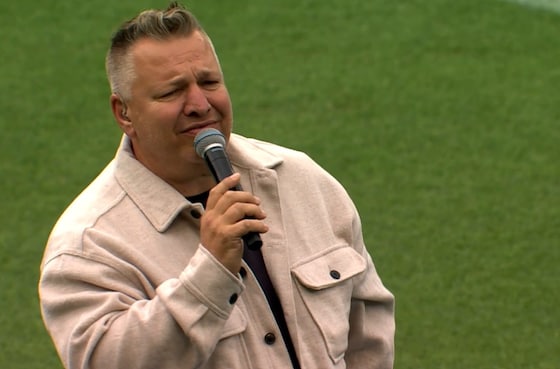 Filip zingt een emotionele cover van 'Afscheid van een vriend' van Clouseau.
