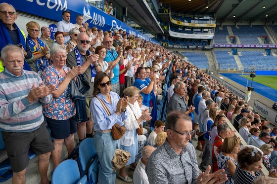 Het publiek applaudisseert voor Michiel.
