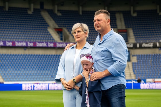 Wim en Godelieve, ouders van Michiel, en zus Amber, nemen voor een laatste keer afscheid.