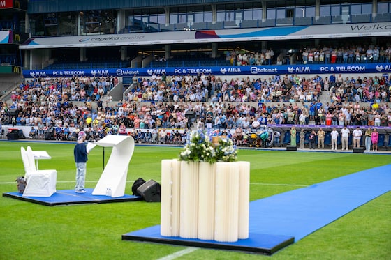 Zus Amber leest een pakkende brief voor aan haar grote broer.