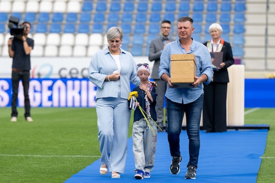 De urne wordt door Michiels ouders en zus van het veld weggedragen.