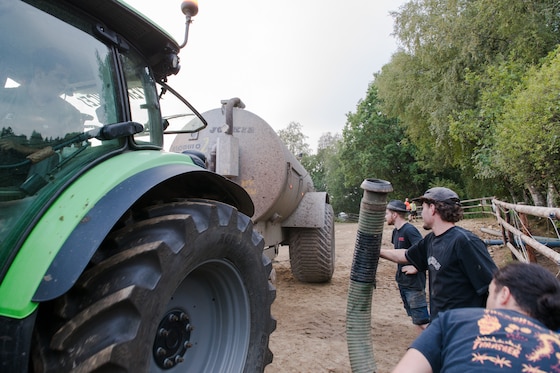 Boeren helpen de brand te bestrijden.