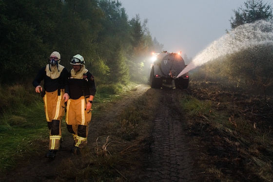 Boeren helpen de brand te bestrijden.