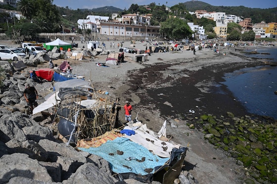 Geïmproviseerde schuilplaatsen opgezet door irreguliere migranten in Ceuta, Spanje.