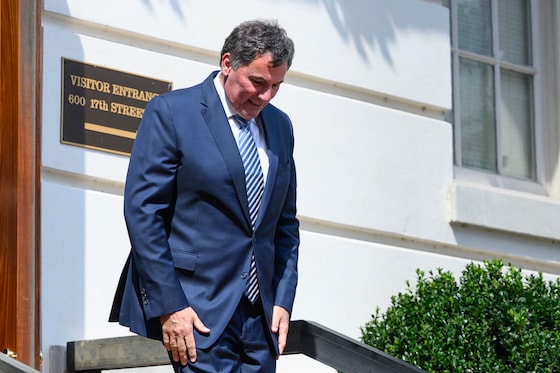 Dominic LeBlanc, de bevoegde minister van Canada, verlaat het kantoor van de Amerikaanse handelsvertegenwoordiger Jamieson Greer in Washington. (20/08/26)  