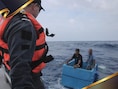 Beeld van de redding van de mannen op zee.