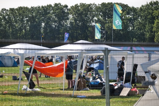 De camping van Pukkelpop wordt vuil achtergelaten.